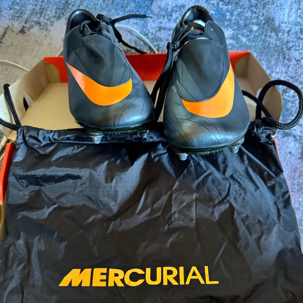 Nike soccer cleats 
mercurial vapor lV  soft ground 
Size 9

COLLECTION ITEM.